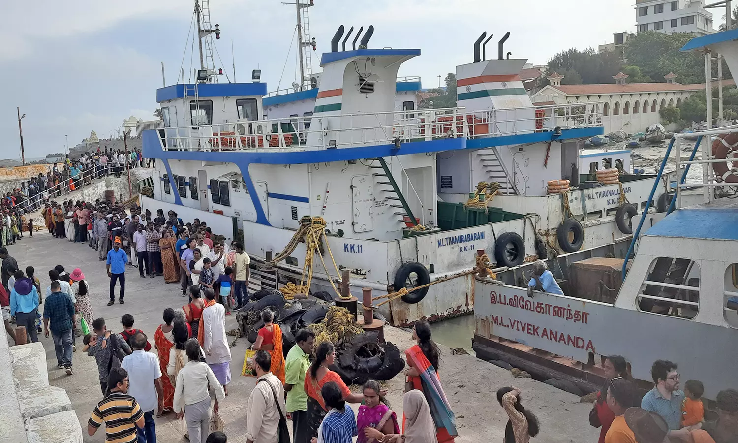 தீபாவளி பண்டிகை தொடர் விடுமுறையையொட்டி கன்னியாகுமரியில் குவிந்த சுற்றுலா பயணிகள்