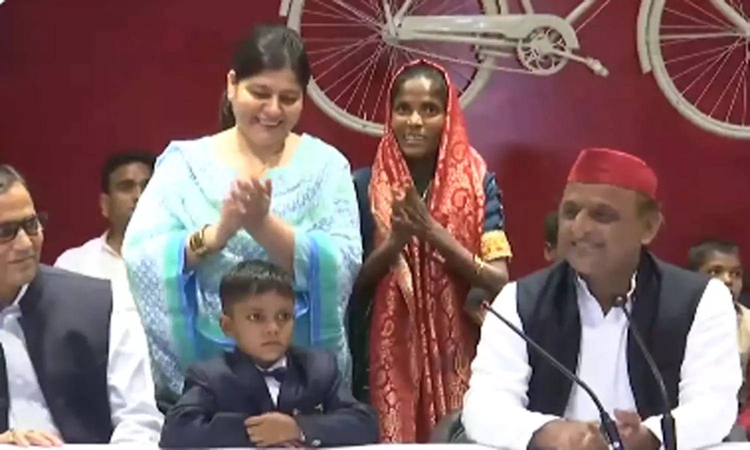 புதையலுக்கு பிறந்தநாள் கொண்டாடிய அகிலேஷ் யாதவ் புதையலுக்கு பிறந்தநாள் கொண்டாடிய அகிலேஷ் யாதவ்