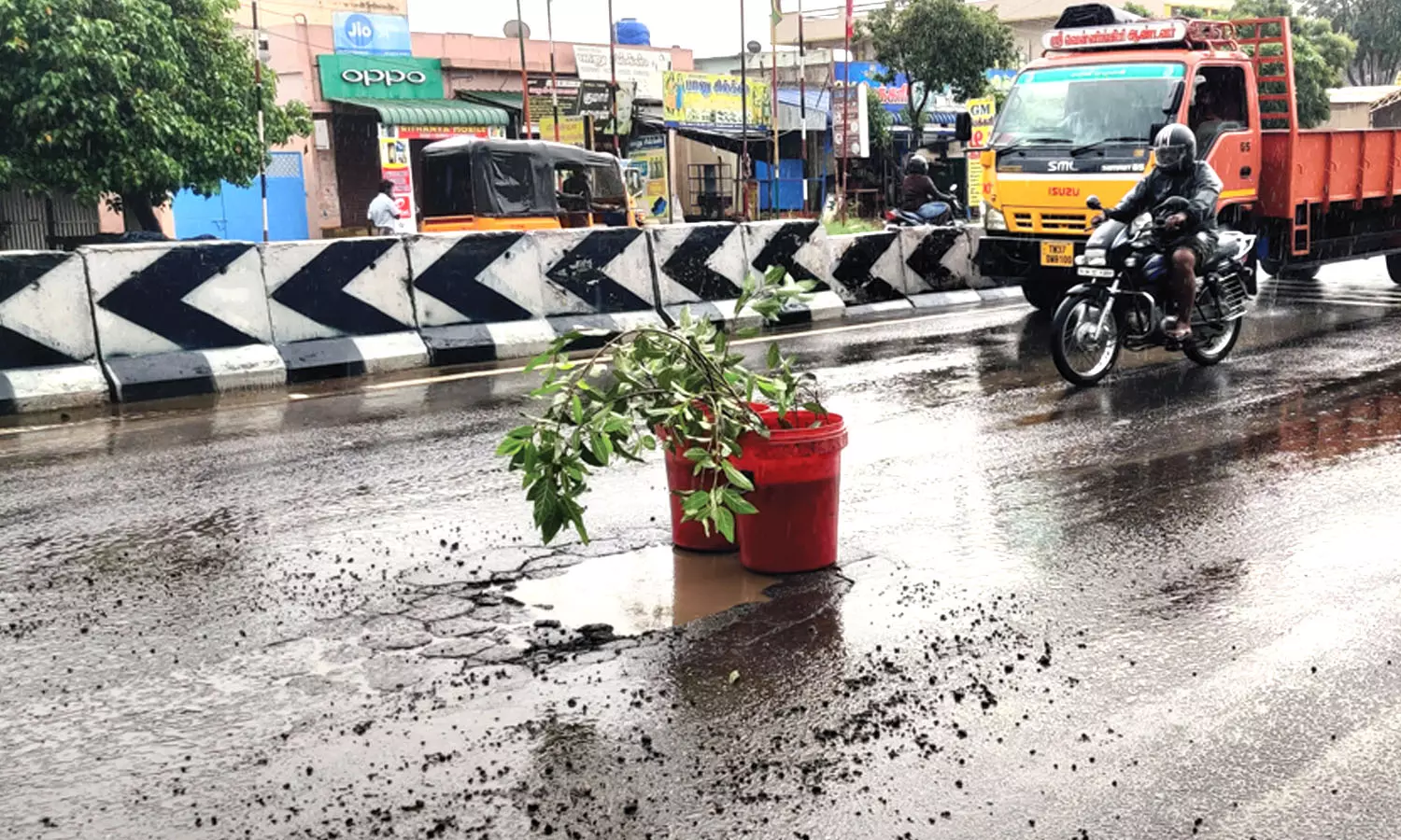 கருமத்தம்பட்டி அருகே மழையால் சேதமான சாலை வடிகால் அமைக்க வலியுறுத்தல் கருமத்தம்பட்டி அருகே மழையால் சேதமான சாலை வடிகால் அமைக்க வலியுறுத்தல்