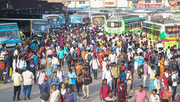 நாளை தீபாவளி பண்டிகையையொட்டிசேலம் பஸ், ரெயில் நிலையத்தில் அலைேமாதிய கூட்டம்