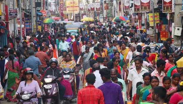 நாளை தீபாவளி பண்டிகையையொட்டிசேலம் பஸ், ரெயில் நிலையத்தில் அலைேமாதிய கூட்டம்