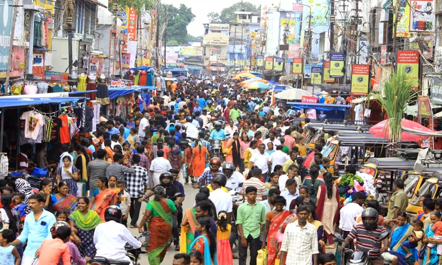 நாளை தீபாவளி பண்டிகை கொண்டாட்டம்- நெல்லை கடை வீதிகளில் அலைமோதிய மக்கள் கூட்டம் நாளை தீபாவளி பண்டிகை கொண்டாட்டம்- நெல்லை கடை வீதிகளில் அலைமோதிய மக்கள் கூட்டம்