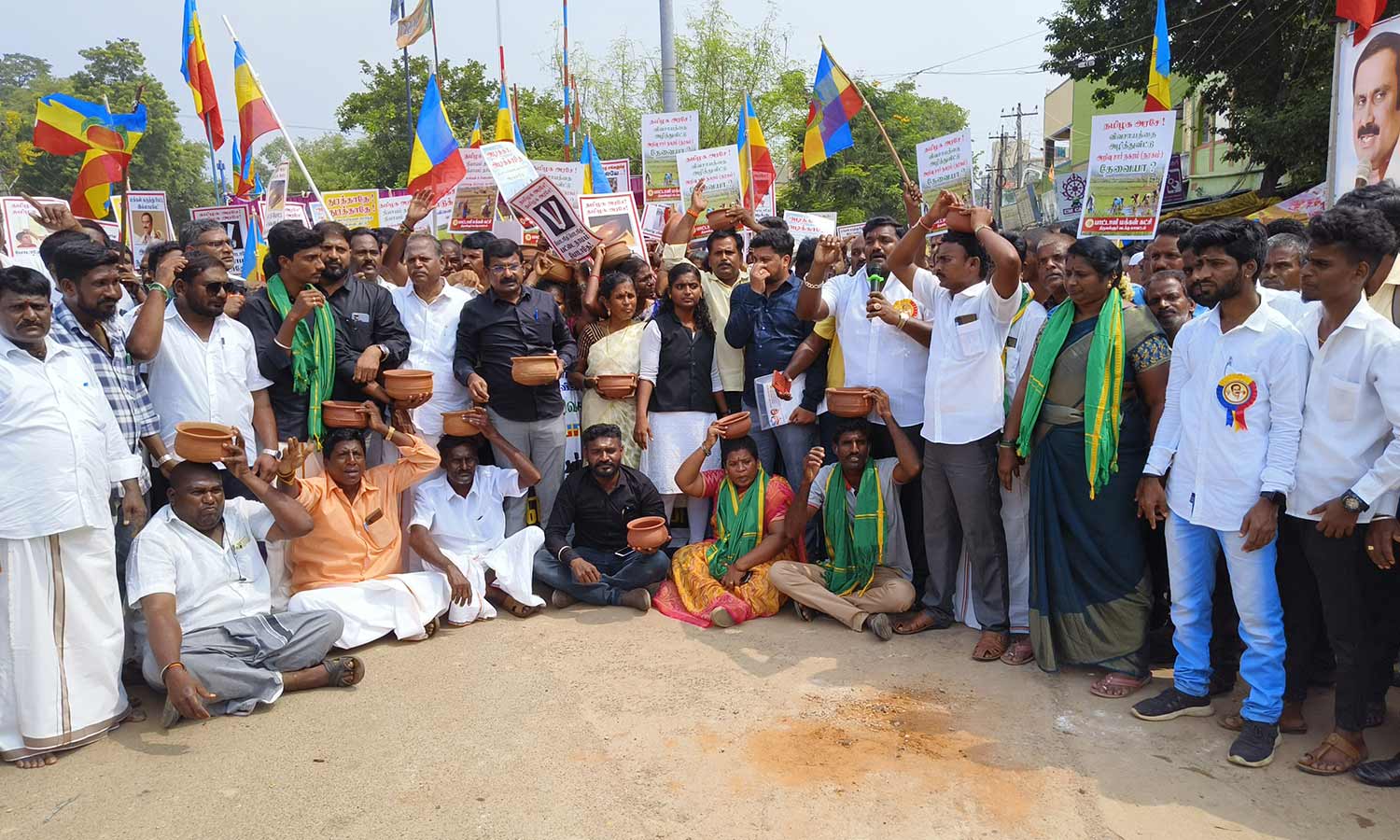 பா.ம.க.வினர் நூதன முறையில் கண்டன ஆர்ப்பாட்டம் பா.ம.க.வினர் நூதன முறையில் கண்டன ஆர்ப்பாட்டம்