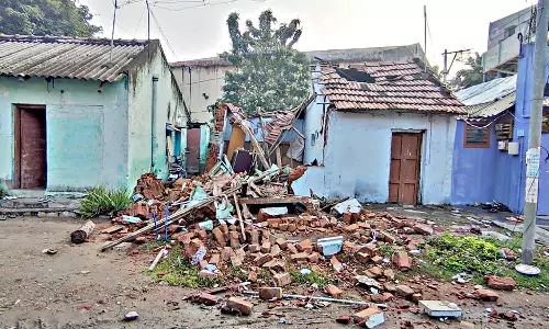 மதுரையில் தொடர் மழை காரணமாக 35 ஆண்டுகள் பழமையான வீடு இடிந்து விழுந்தது