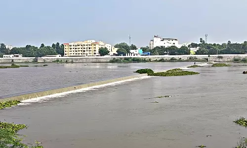 மதுரை வைகை ஆற்றில் வெள்ளப்பெருக்கால் தரைப்பாலங்களில் போக்குவரத்துக்கு தடை