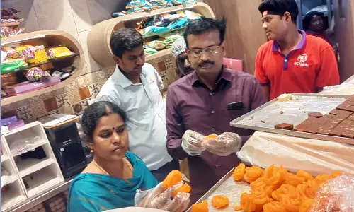 திண்டுக்கல்லில் செயற்கை ரசாயனம் கலந்து சுவீட்ஸ் தயாரித்த கடைகளுக்கு அபராதம்- 15 கிலோ பறிமுதல்