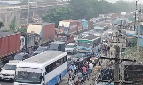 சொந்த ஊருக்கு செல்ல திரண்ட மக்கள் வெள்ளம்: சென்னையில் 10 மணி நேரம் நீடித்த போக்குவரத்து நெரிசல்