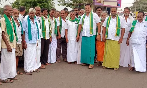 மின்கோபுரம் அமைத்ததற்கு நஷ்டஈடு கோரி ஒட்டன்சத்திரத்தில் போராட்டத்திற்கு திரண்ட விவசாயிகள்