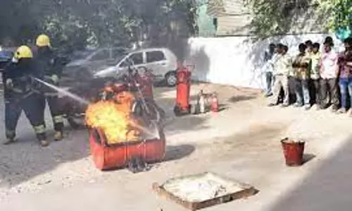 புகளூர் தீயணைப்பு துறையினர் ஒத்திகை பயிற்சி