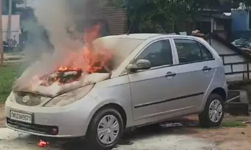 திண்டுக்கல்லில் திடீரென தீப்பிடித்து எரிந்த காரால் பரபரப்பு