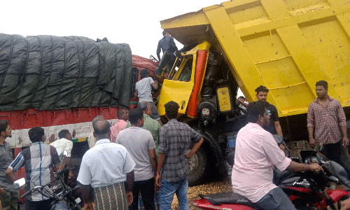 ஈங்கூர் ரெயில்வே மேம்பாலத்தில் 2 லாரிகள் நேருக்கு நேர் மோதி விபத்து