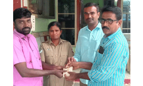 ரோட்டில் கிடந்த நகையை எடுத்து போலீஸ் நிலையத்தில் ஒப்படைத்த 108 ஆம்புலன்சு டிரைவர்