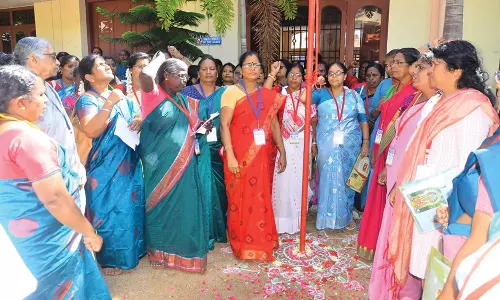 கட்டுமான பெண் தொழிலாளர்களுக்கு 55 வயதில் ஓய்வூதியம் வழங்க வேண்டும்