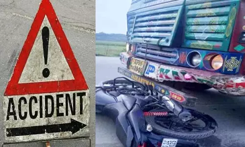 பைக் மீது லாரி மோதி மாணவர் பலி