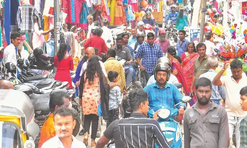 தீபாவளி பண்டிகையையொட்டி ஜவுளி, பட்டாசு கடைகளில் மக்கள் கூட்டம் அலைமோதியது