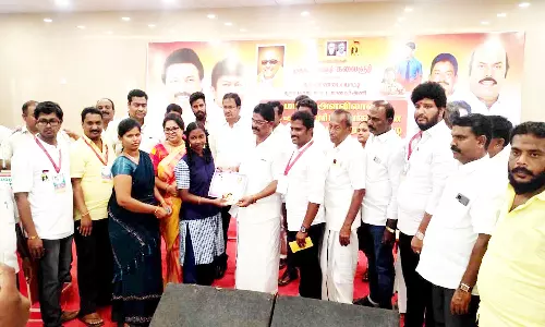 அரசு பள்ளியில் பெண் குழந்தைகள் பாதுகாப்பு விழிப்புணர்வு