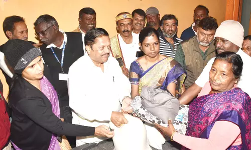 குன்னூரில் மழை பாதிப்பு முகாமில் தங்கிய பொதுமக்களுக்கு நிவாரண உதவி-  அமைச்சர் ராமச்சந்திரன் வழங்கினார்