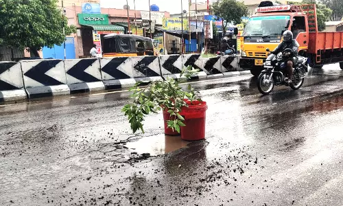 கருமத்தம்பட்டி அருகே மழையால் சேதமான சாலை வடிகால் அமைக்க வலியுறுத்தல்