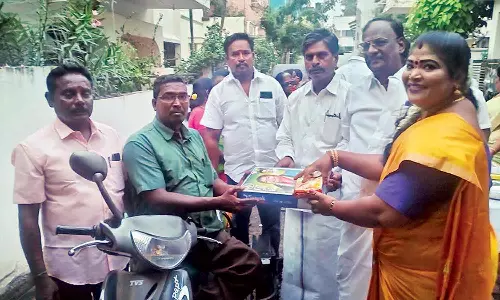 உழவர்கரை தொகுதியில் ஊனமுற்றோருக்கு வேட்டி-சேலை