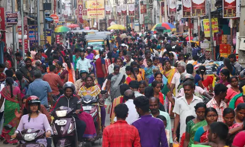 நாளை தீபாவளி பண்டிகையையொட்டிசேலம் பஸ், ரெயில் நிலையத்தில் அலைேமாதிய கூட்டம்