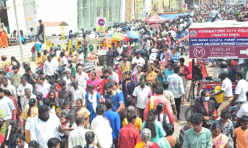 நாளை தீபாவளி பண்டிகை- கோவையில் கடை வீதிகளில் அலைமோதிய மக்கள் கூட்டம்