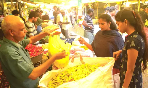 கோவை மார்க்கெட்டில் தீபாவளியையொட்டி பூக்கள் விலை உயர்வு