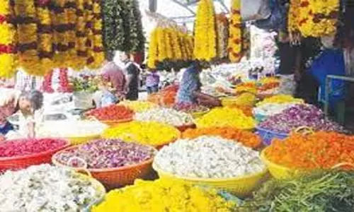 தீபாவளி பண்டிகையை முன்னிட்டு பரமத்திவேலூர் மார்க்கெட்டில் பூக்கள் விலை உயர்வு