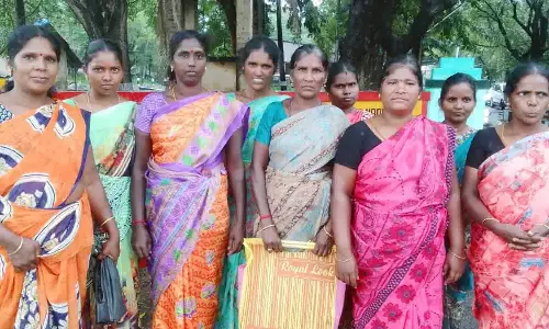 இலவச வீட்டுமனை  பட்டா கேட்டு  அமைச்சரிடம் பெண்கள் கோரிக்கை மனு