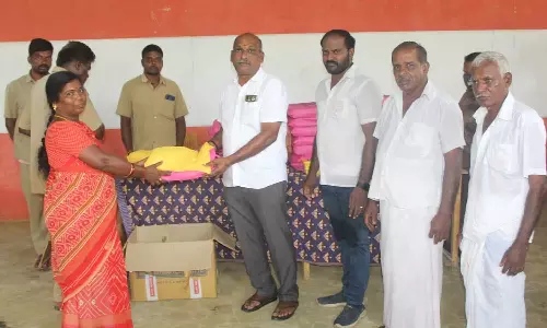 சாமளாபுரம் பேரூராட்சி தூய்மை பணியாளர்களுக்கு  புத்தாடை - இனிப்பு