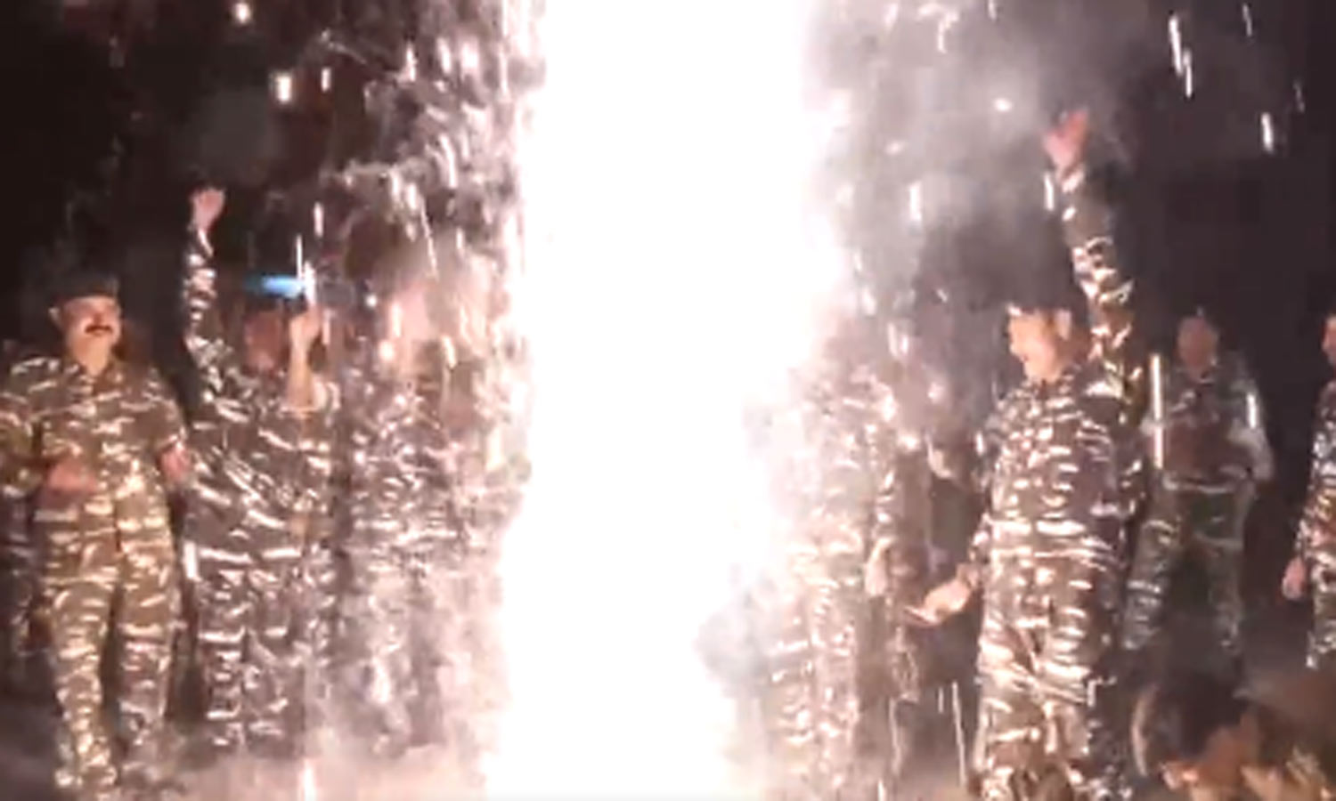 எல்லையில் ராணுவ வீரர்கள் தீபாவளி கொண்டாட்டம்: பட்டாசுகளை வெடித்து உற்சாகம்