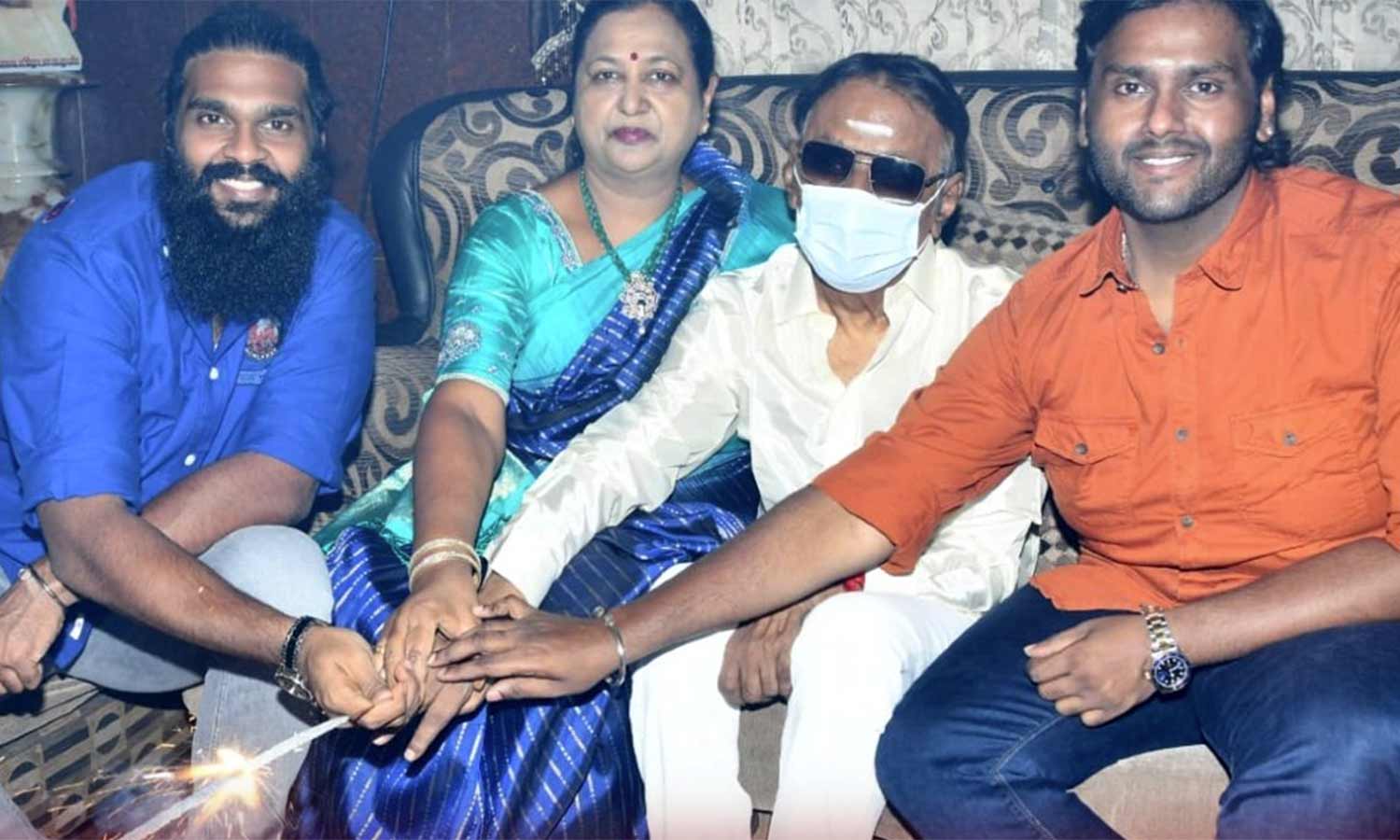 குடும்பத்துடன் தீபாவளி கொண்டாடிய விஜயகாந்த்