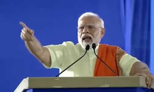 டவர்மீது ஏறிய இளம்பெண், பதறிய பிரதமர் மோடி: தெலுங்கானாவில் பரபரப்பு