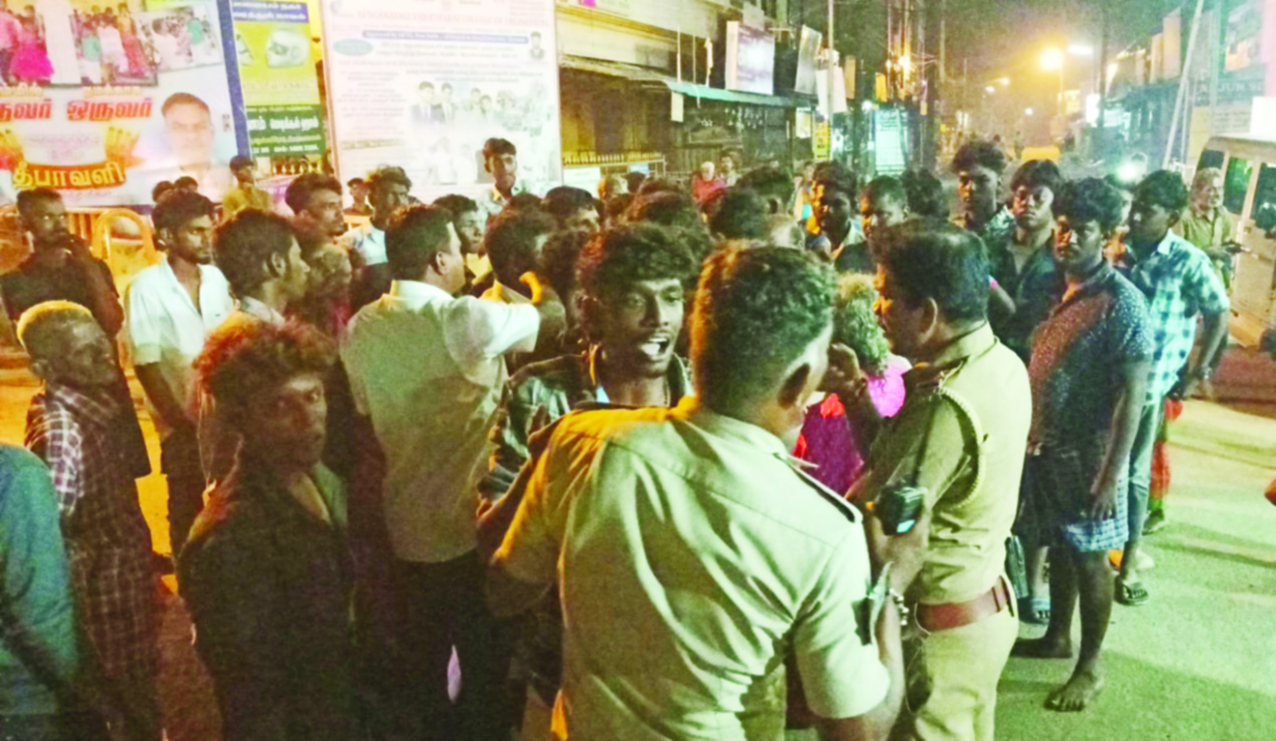 மது போதையில் இளைஞர்களுக்கிடையே மோதல்-சாலை மறியல்