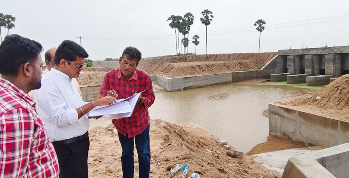 கண்மாய்- கால்வாய்கள் புனரமைப்பு பணிகளை மாவட்ட கலெக்டர் ஆய்வு