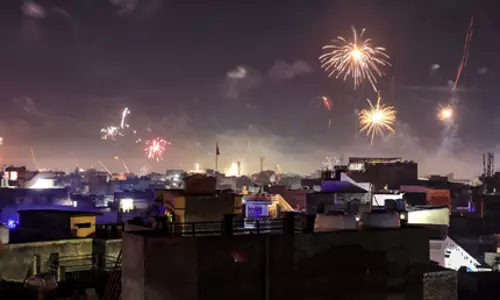 சென்னையில் அனுமதிக்கப்பட்ட நேரத்தை மீறி பட்டாசு வெடித்ததாக 580 வழக்குகள் பதிவு