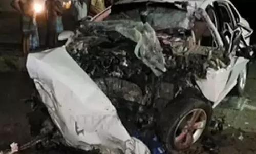 மரத்தில் கார் மோதி 4 பேர் உயிரிழப்பு