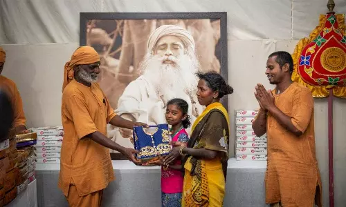 பழங்குடி மக்களுடன் இணைந்து ஈஷாவில் தீபாவளி கொண்டாட்டம்!