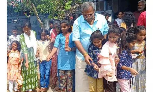 நரிகுறவர் குழந்தைகளுடன் பட்டாசு வெடித்து தீபாவளி கொண்டாட்டம்