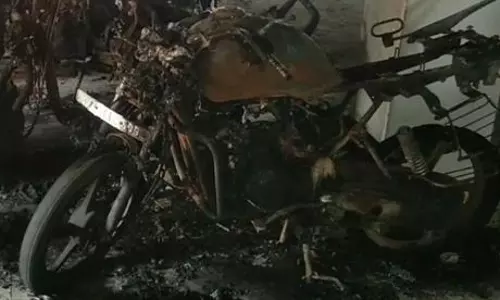 2 வாகனங்கள் தீ வைத்து எரிப்பு