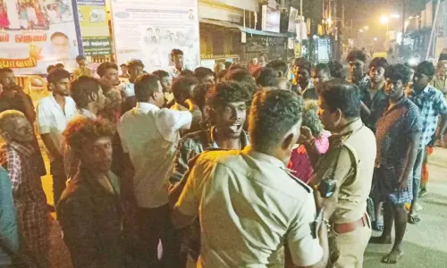 மது போதையில் இளைஞர்களுக்கிடையே மோதல்-சாலை மறியல்