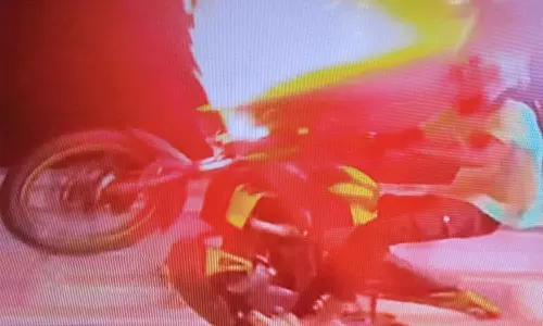 பைக்கில் வீலிங் செய்து கொண்டே பட்டாசு வெடித்த வாலிபர் கண்டுபிடிப்பு