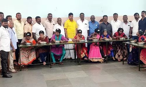 சங்கரன்கோவிலில் குழந்தைகள் இல்லத்தில் புத்தாடைகள் வழங்கிய அ.தி.மு.க. நிர்வாகி