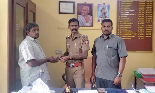 தொழிலாளி தவறவிட்ட பணத்தை  மீட்டு ஒப்படைத்த போலீசார்