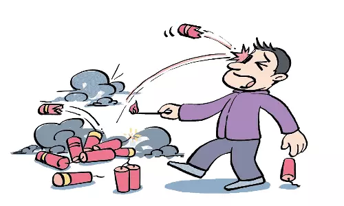 பட்டாசு விபத்தில் 50-க்கும் மேற்பட்டோர் காயம்26 பேர் ஆஸ்பத்திரியில் அனுமதி