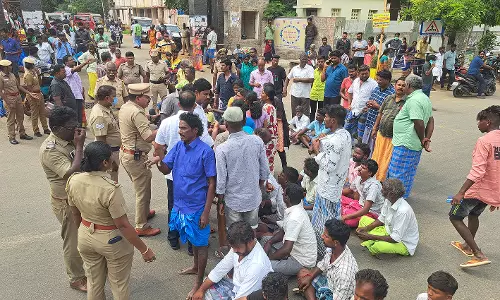 கொத்தனார் அடித்து கொலை - உறவினர்கள் சாலை மறியல்