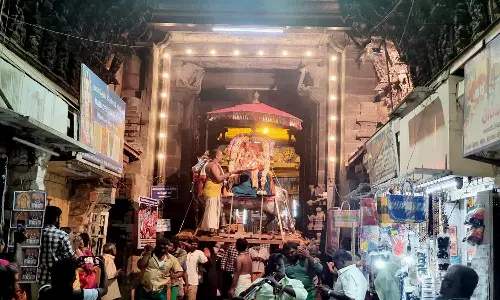 ஐப்பசி திருக்கல்யாண திருவிழாவின் நிறைவாக நெல்லையப்பர்-காந்திமதி அம்பாள் மறுவீடு பட்டினப்பிரவேசம் நிகழ்ச்சி