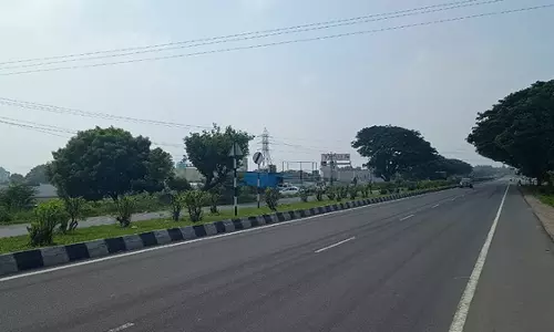 தொடர் விடுமுறை எதிரொலி: வாகன போக்குவரத்தின்றி வெறிச்சோடிய நெடுஞ்சாலை