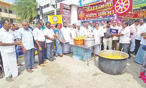 மதநல்லிணக்கத்தை வலியுறுத்தி ஏழைகளுக்கு உணவு