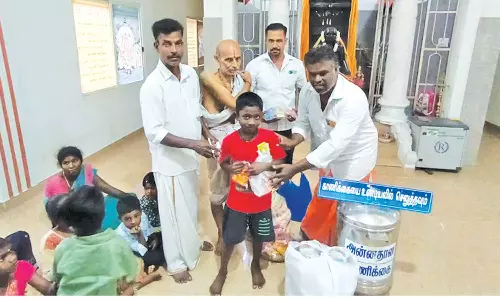 இந்து கோவிலில் தீபாவளி பரிசு கொடுத்த இஸ்லாமியர்