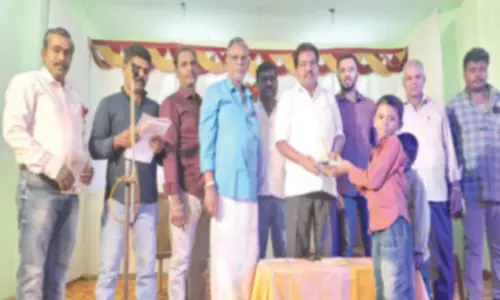 கொட்டாரத்தில் தீபாவளி விழாவையொட்டி நடந்த விளையாட்டு போட்டிகளில் வெற்றி பெற்றவர்களுக்கு பரிசுகள்தி.மு.க. வர்த்தகர் அணி மாநில இணை செயலாளர் தாமரைபாரதி வழங்கினார்